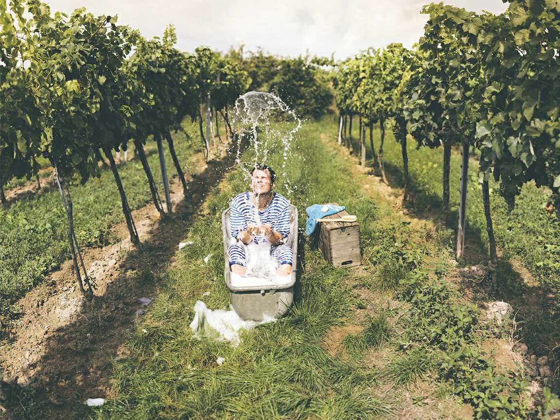 Arnold Holzer Eschenhof in der Badewanne im Weingarten