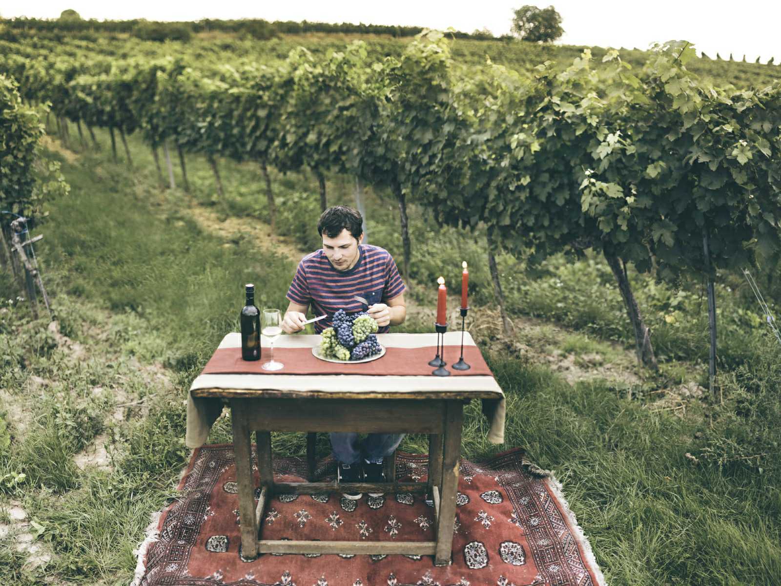 Arnold Eschenhof Holzer, beim Abendessen im Weingarten