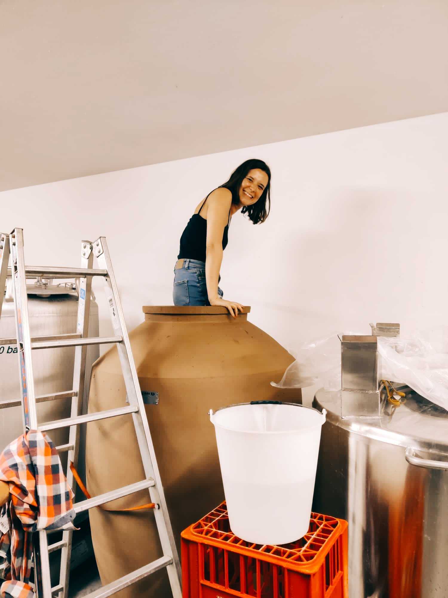 Anne in der Amphora, Kellerarbeit