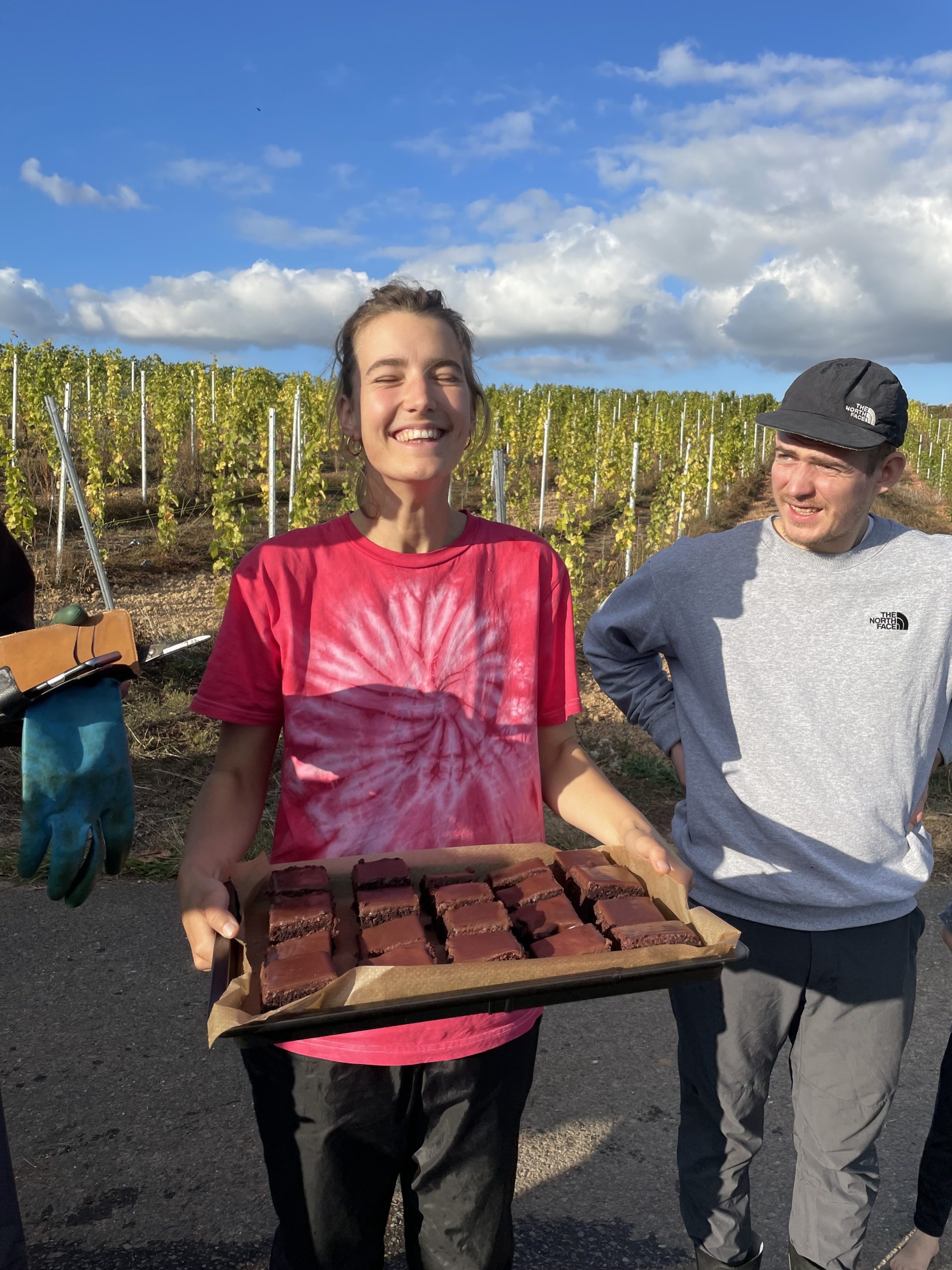 Weinlese bei Glow Glow mit Jess von 8greenbottles, Pauline mit Kuchen