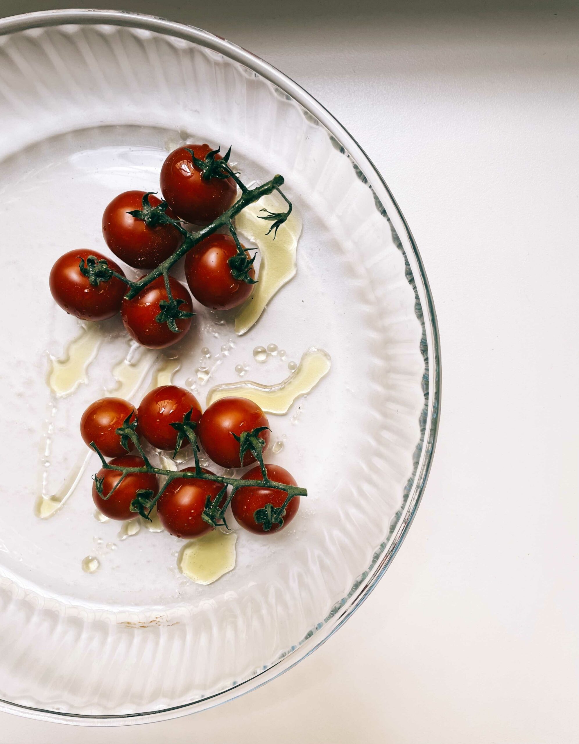 Tomaten mit Olivenöl in einem Ofengeschirr