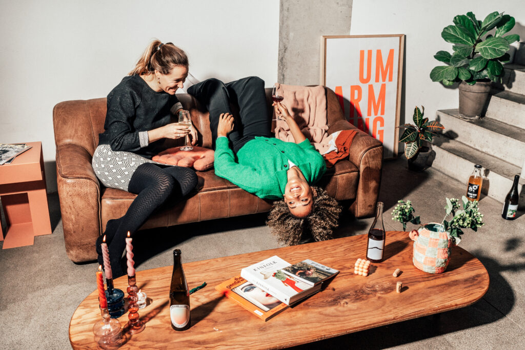 zwei Leute beim Weintrinken